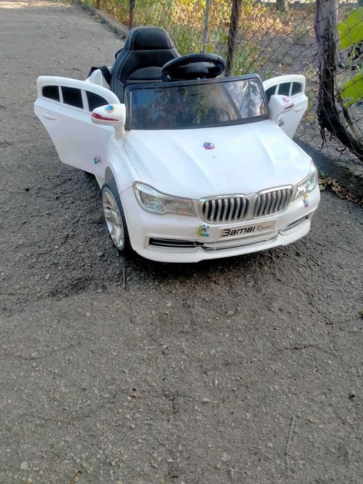 Дитячий електромобіль