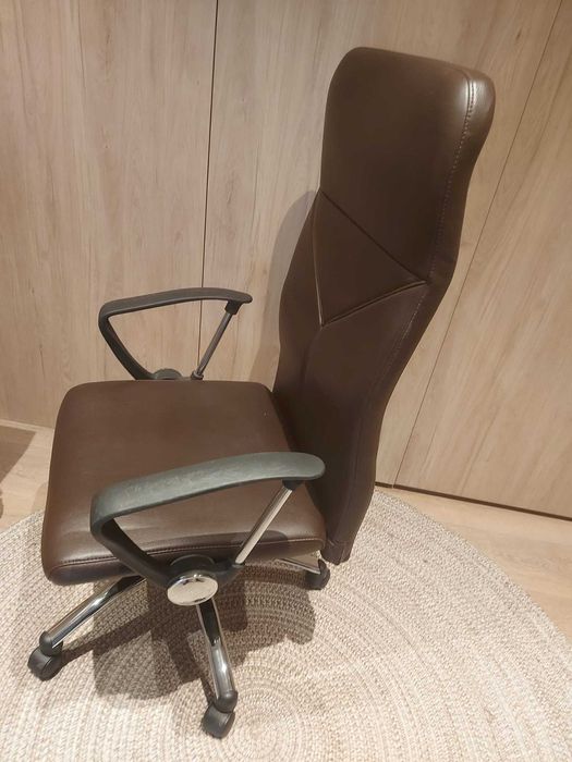 Vendo cadeira de escritório/executiva em excelente estado.