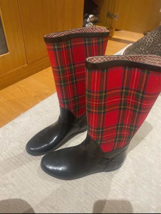 galochas pretas e vermelhas quase nunca usadas tamanho 36