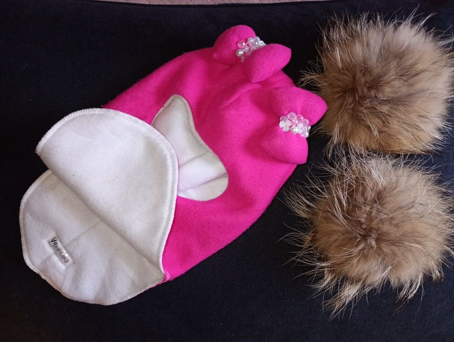 Шолом з пухкими бантиками і помпонами