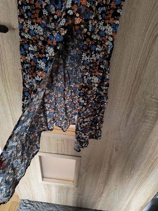 Sukienka w kwiaty z rozcięciem na nodze