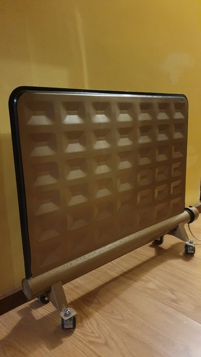 Aquecedor vintage futurista dourado