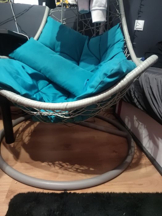 Fotel wiszacy na stelażu