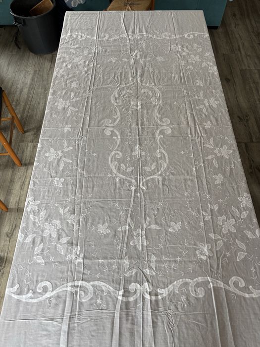 Toalha de mesa grande em voile de algodão com bordado manual