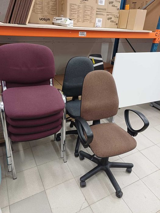 Krzesła biurowe różne kolory