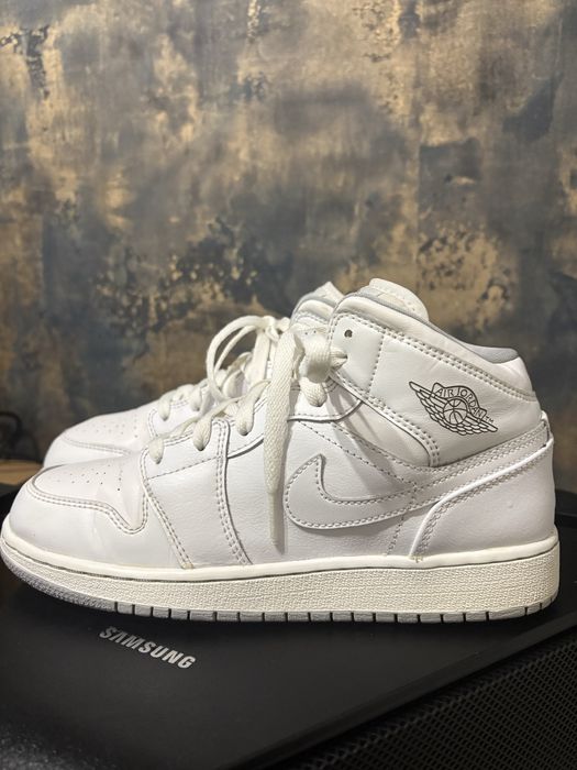 Nike Air Jordan 1 Mid Triple White