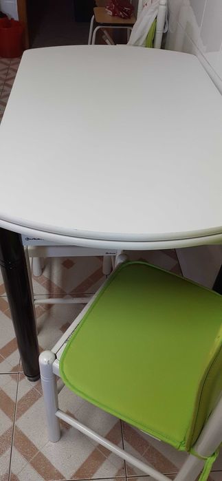 Mesa de cozinha com 2 cadeiras e 2 bancos