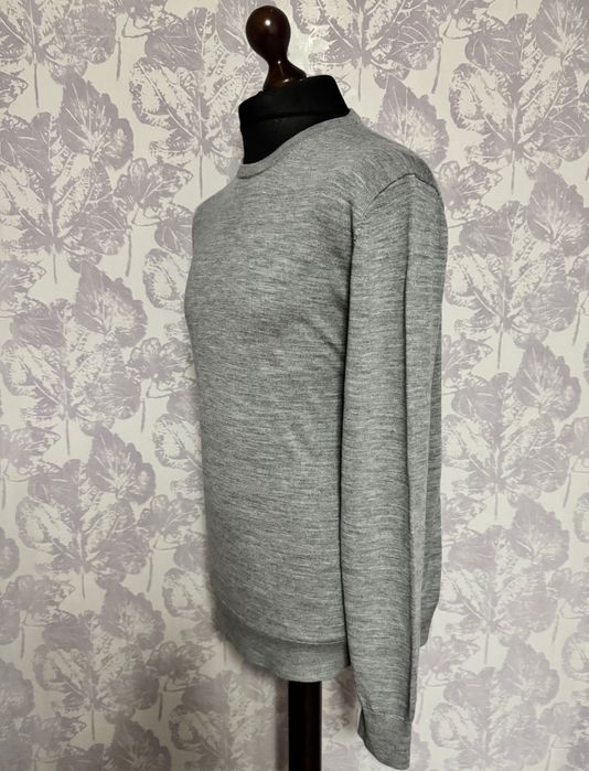 Тонкий шерстяной свитер Uniqlo.