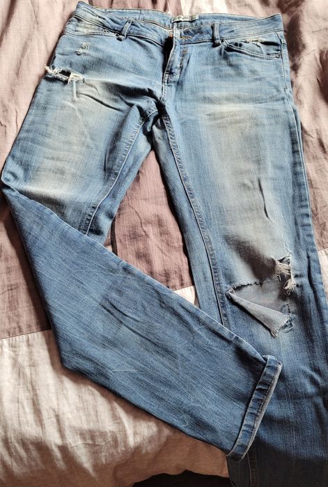 Jeansy biodrowki push-up stradivarius