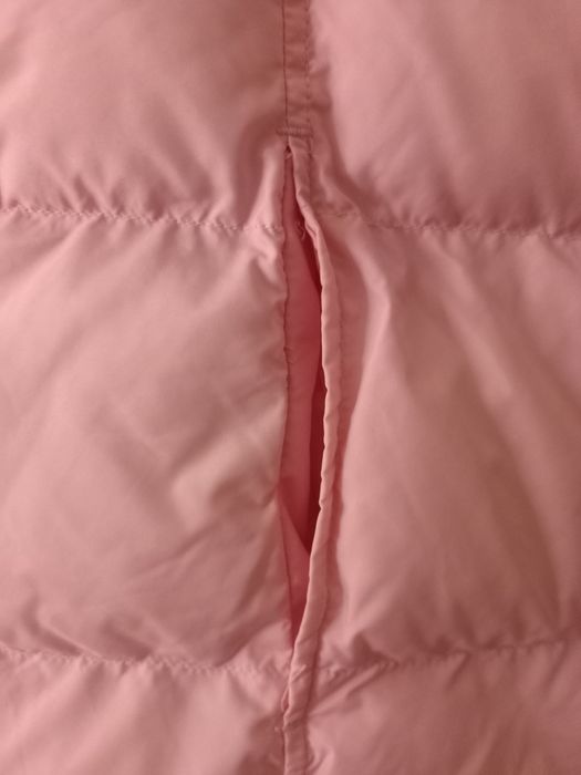 Casaco sem mangas com capuz incorporado na gola