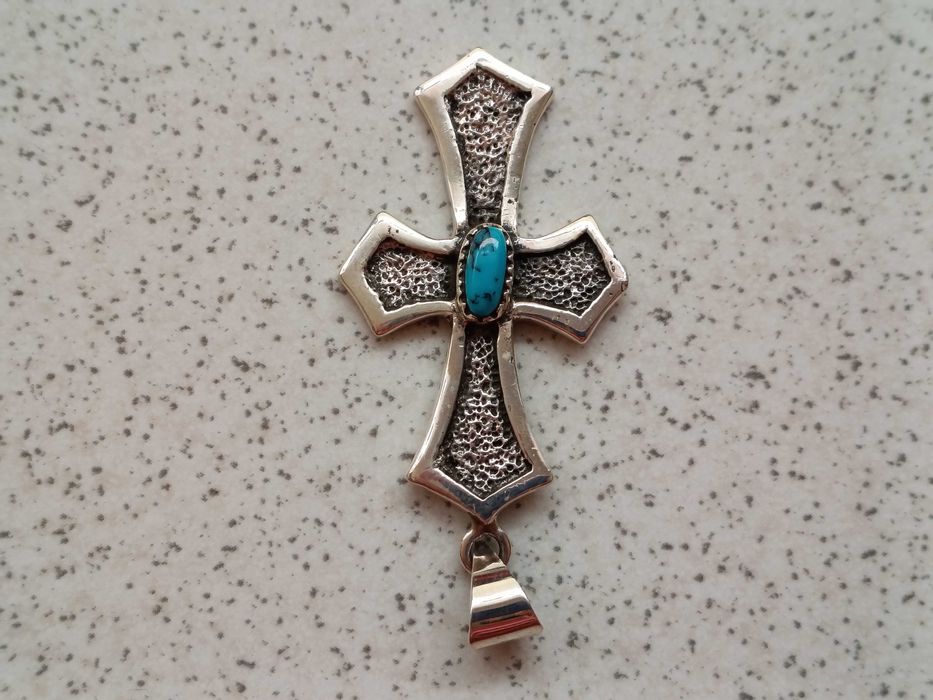Srebrna zawieszka z niebieskim koralem S925 Wisiorek Krzyż Krzyżyk
