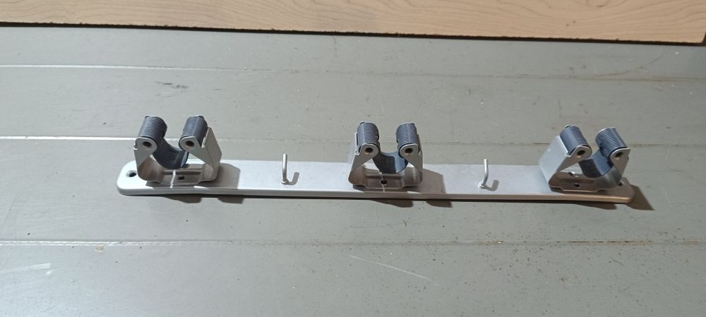 Cabide vassoura triplo