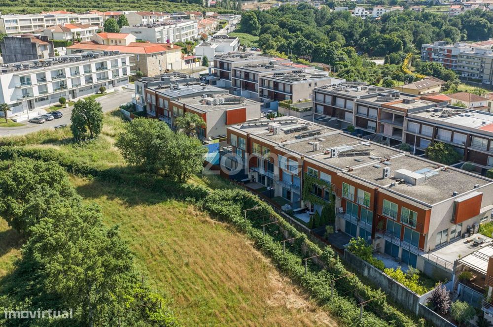 Moradia T4 | 345 m2 Área Bruta | Garagem | Logradouro | Fraião - Br...