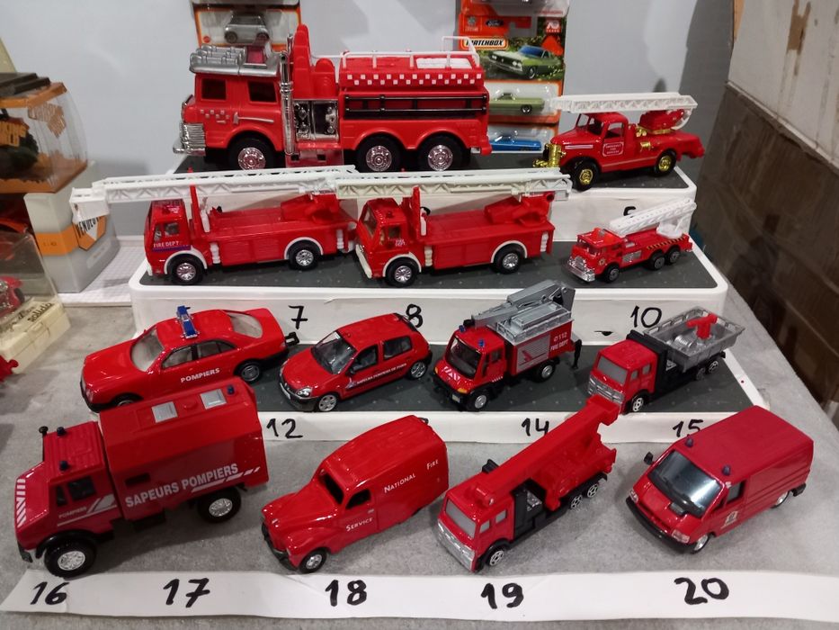 Miniaturas diversas de bombeiros