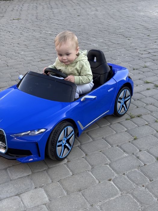 Автомобіль дитячий BMW