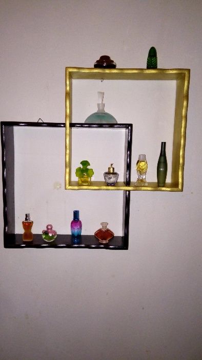 Shelf with miniature perfume bottles, filled and original64286110710659124