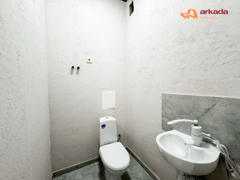 Продам комерційне фасадне приміщення ПАРКОВА АЛЕЯ  65.5. По ціні сирця