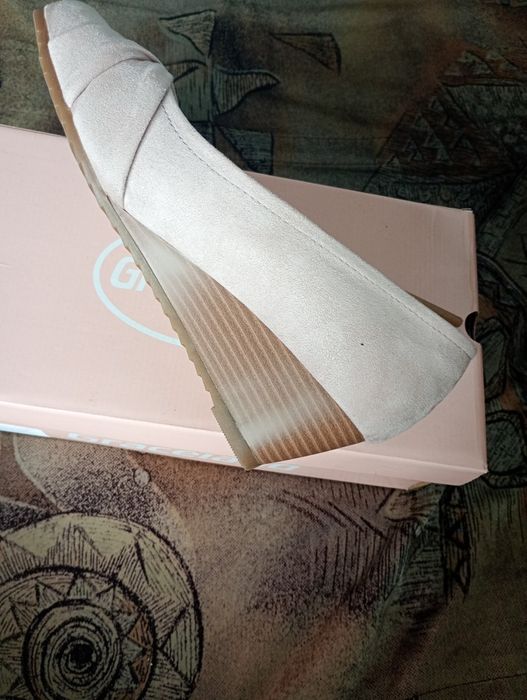 Nowe czółenka na koturnie 39