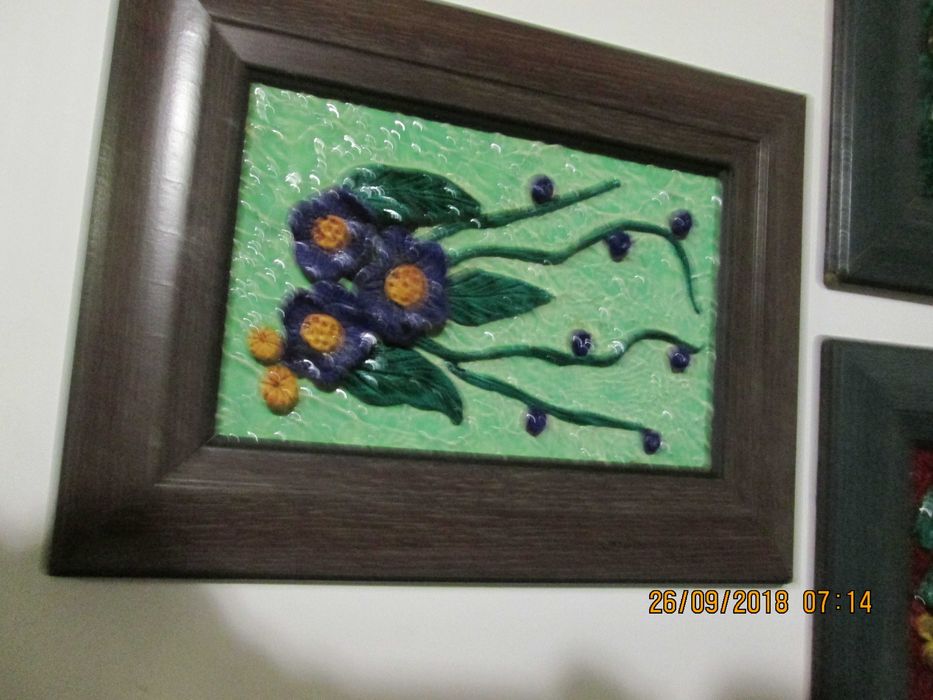 Vários quadro em ponto cruz e tinta acrílica