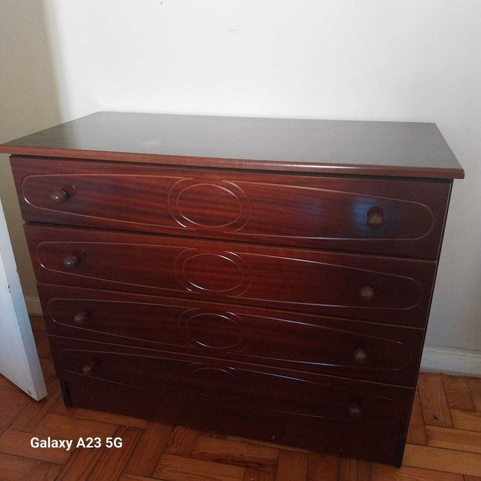 Cama de solteiro, cómoda e mesa de cabeceira