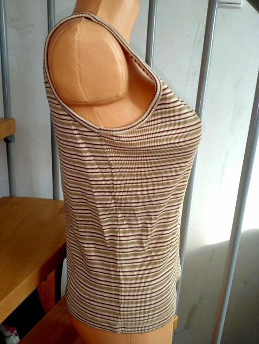 Bluzka na grubych ramiączkach z prążkowanego materiału w paski złote