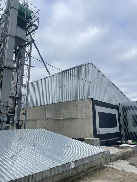 Діючий міні елеватор з сушаркою і зерносховищами.