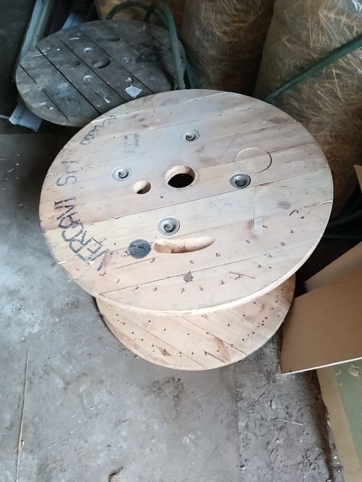 Drewniana szpula po kablu