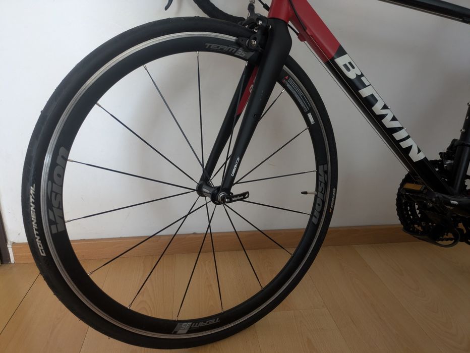 Bicicleta de estrada B'Twin Triban 520, rodas Vision Team 35 e pneus Continental Grand Prix 30mm.