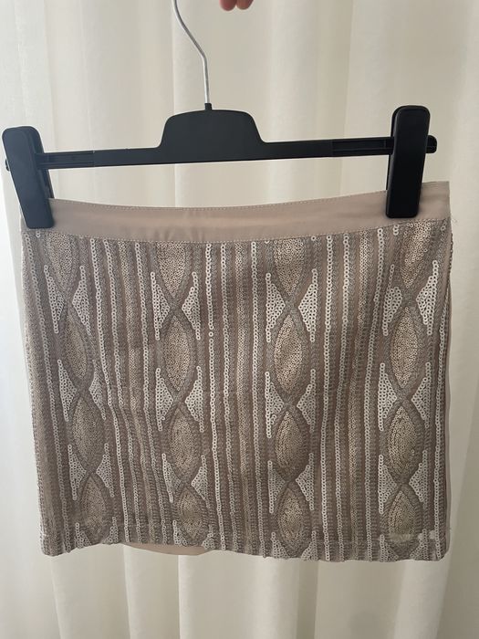 Mini saia de lantejoulas: cores creme, prateada e dourada