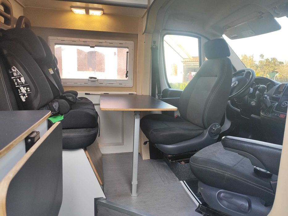 Campervan moderna e compacta e bem equipada – liberdade total para 4 pessoas