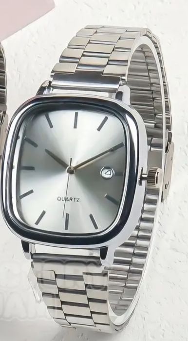 Relogio com bracelete e visor prateados