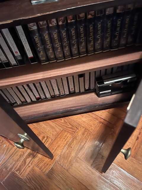 Estante/Vitrine em madeira e vidro