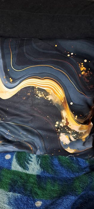 Poduszka czarno złoto brązowa.