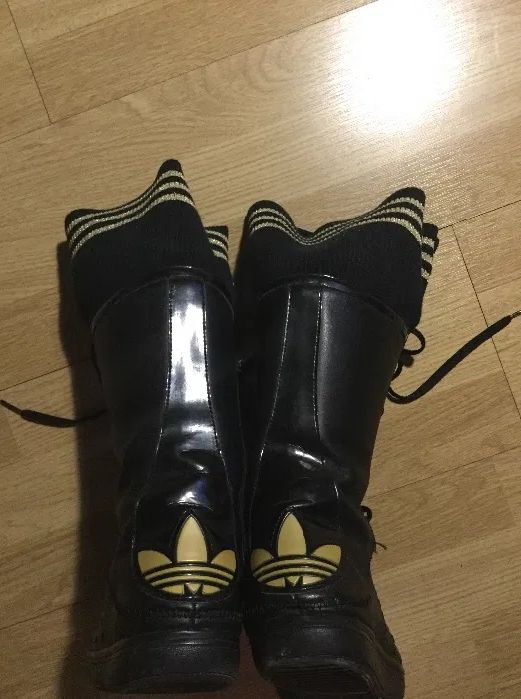 Botas Tennis Adidas, pretas e douradas, n.38