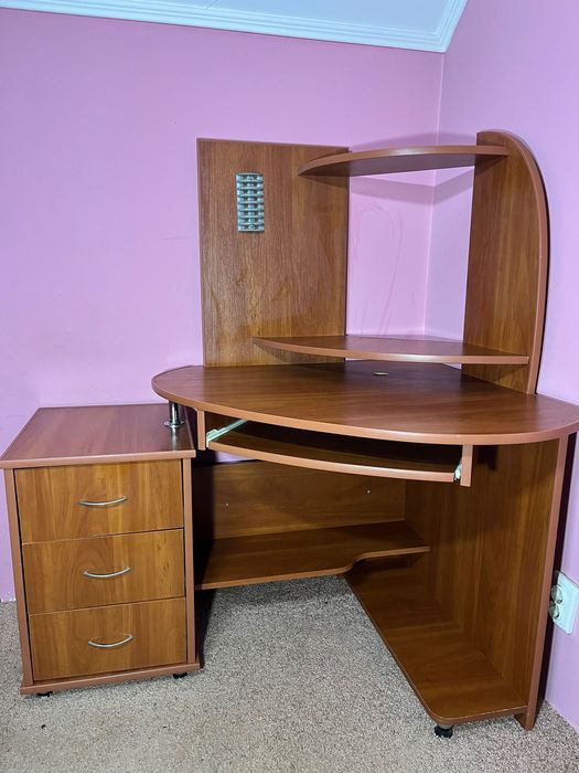 Кутовий стіл для роботи чи навчання