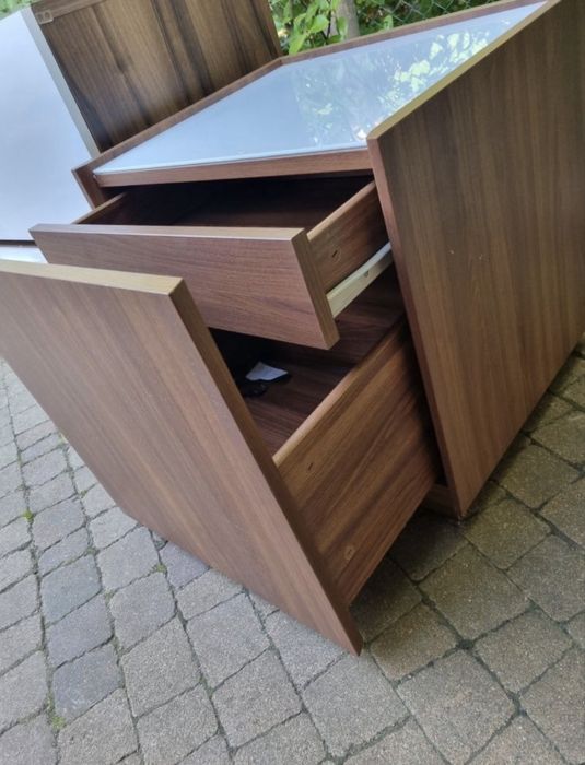 Brązowe szafki ze szklanym blatem 2 sztuki