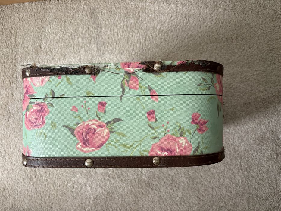 Mala verde com flores