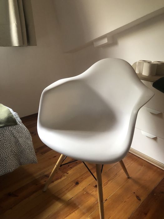 Cadeirão estilo escandinavo branco