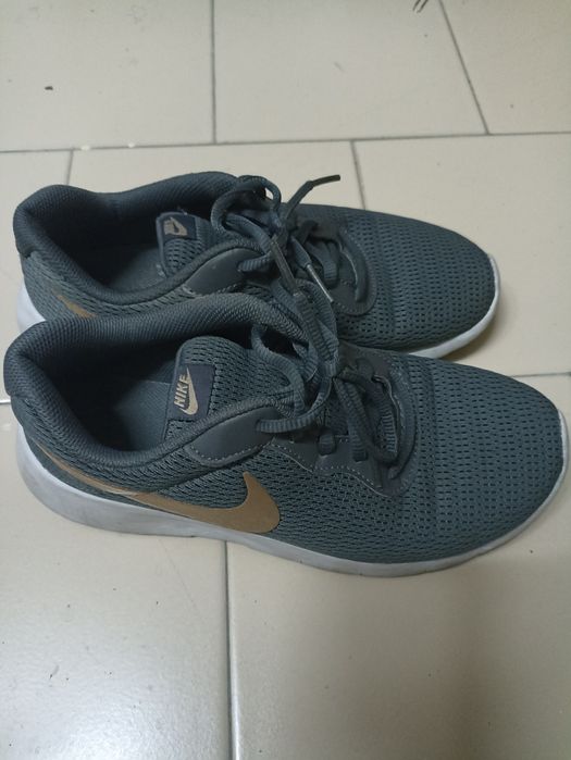 Tênis cinzentos Nike