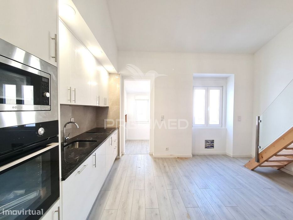 Apartamento T2 com mezzanine e 3 WCs - Metro Laranjeiras