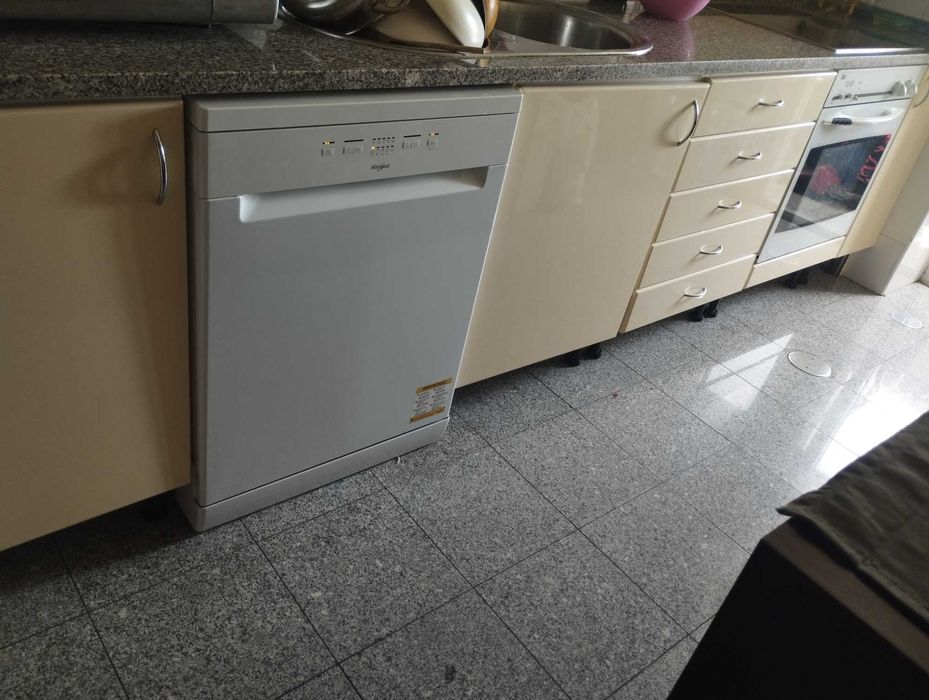 Lavatórios , bidés, e armários cozinha