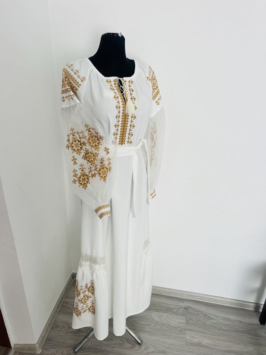 Стильні вишиті сукні