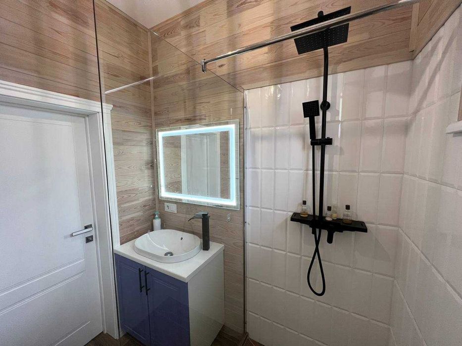 Будинок з ремонтом у лісовому Забуччі. Гараж.