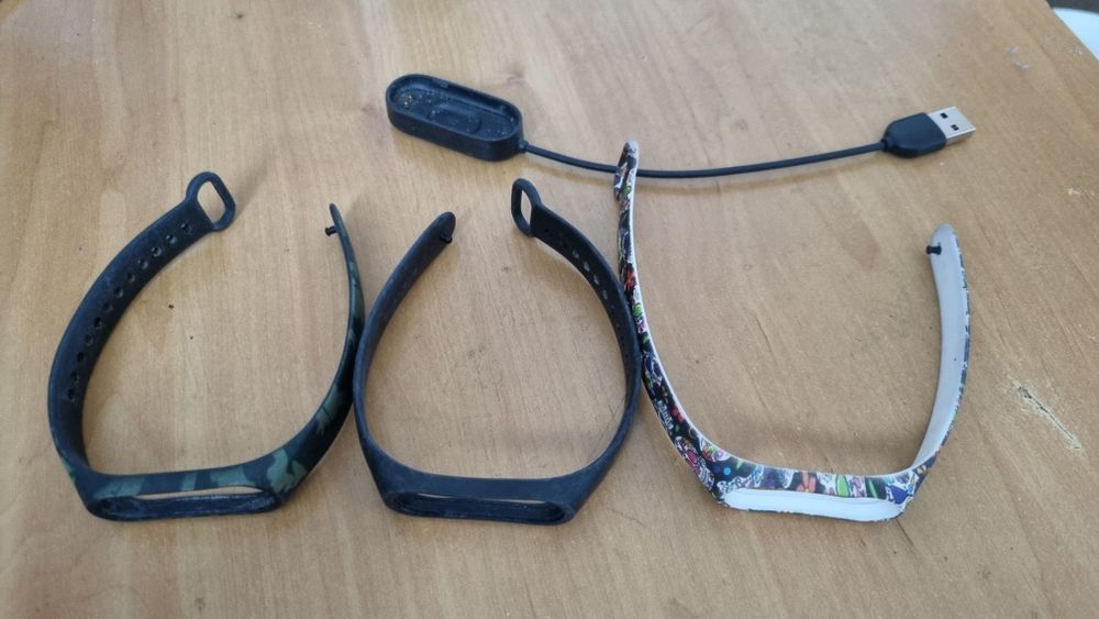 Trzy paski mi band 5 i ładowarka
