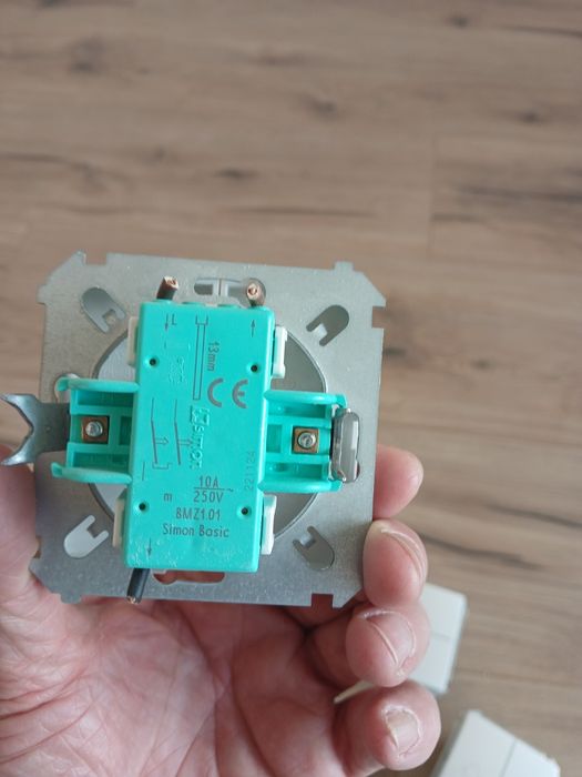 Sprzedam 8 przełączników do rolet zewnętrznych przycisk podwójny