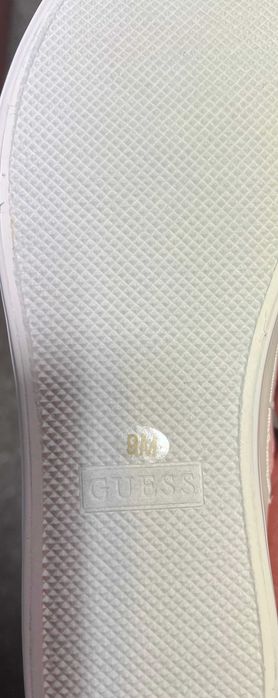 Damskie buty sneakersy marki Guess