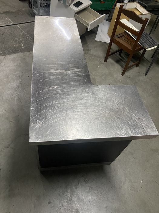 Bancada Inox faz a letra 'L'