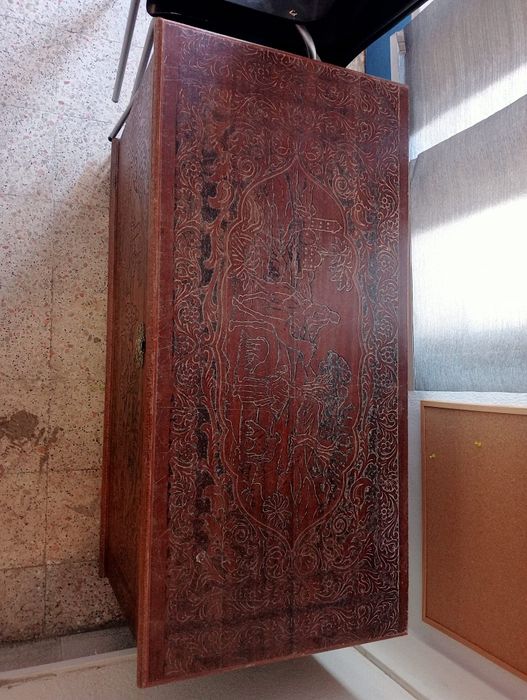 Arca antiga em madeira trabalhada