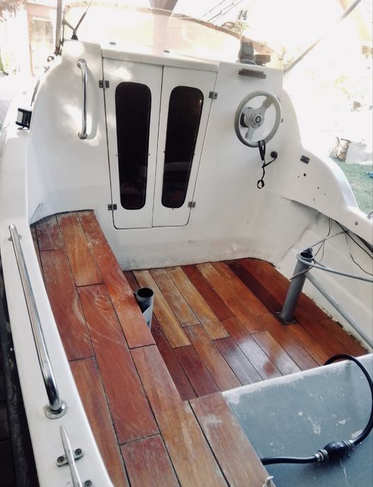 Łódź motorowa kabinowa