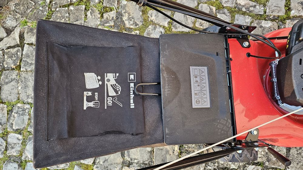 Corta relva com motor